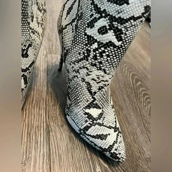Charlotte Russe snakeskin booties size 7 - Picture 6 of 7